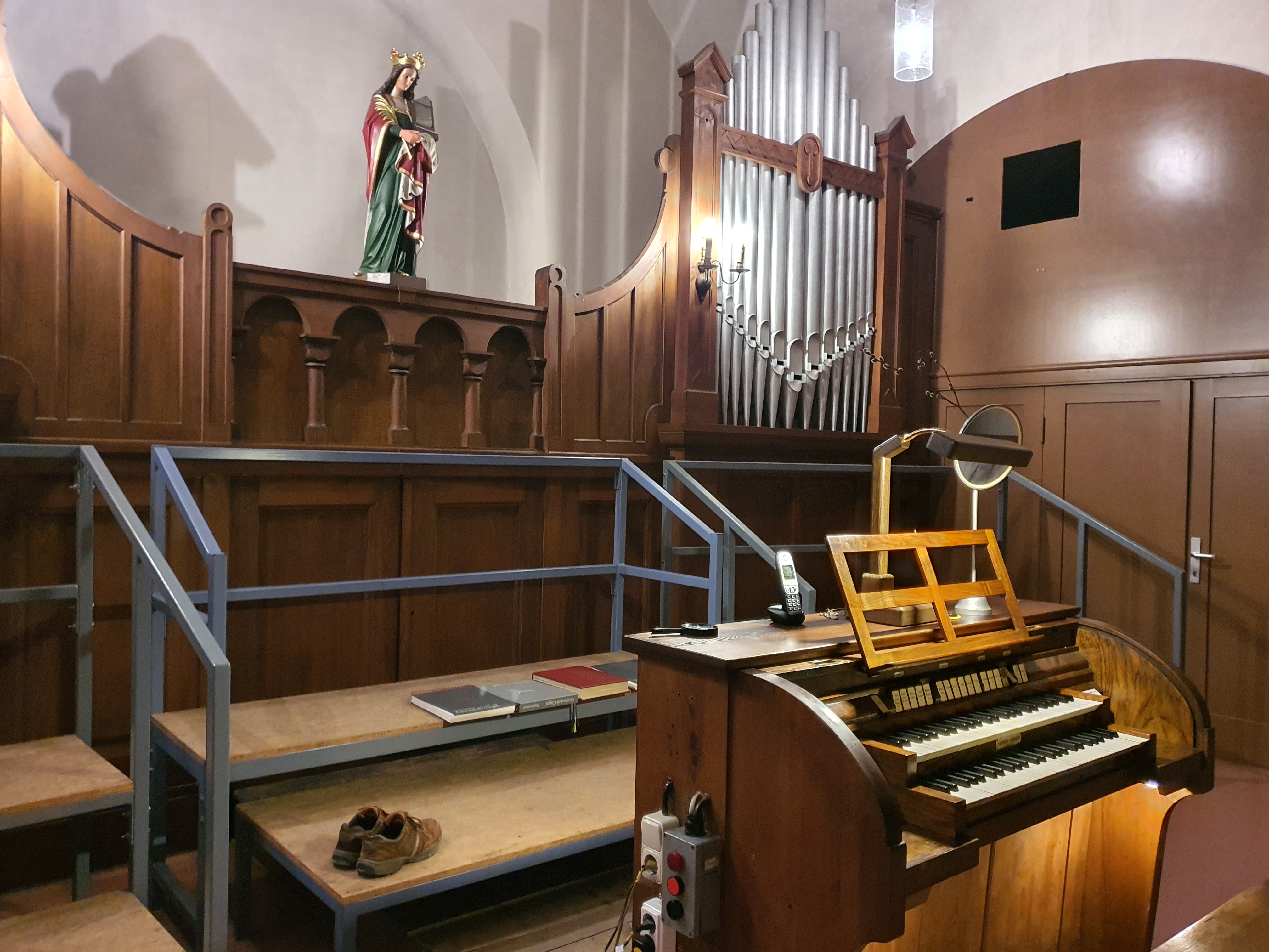 Spieltisch und Orgel.jpg